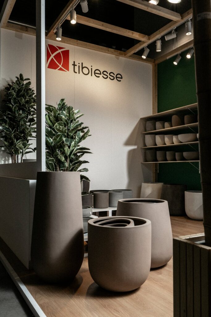 Stand Tibiesse a MyPlant & Garden con vasi di design in diverse forme e dimensioni e piante decorative