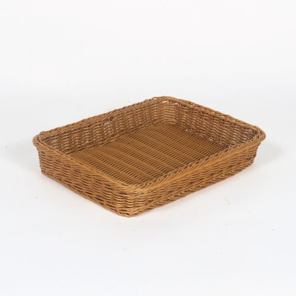 Vassoio espositore in vimini sintetico.