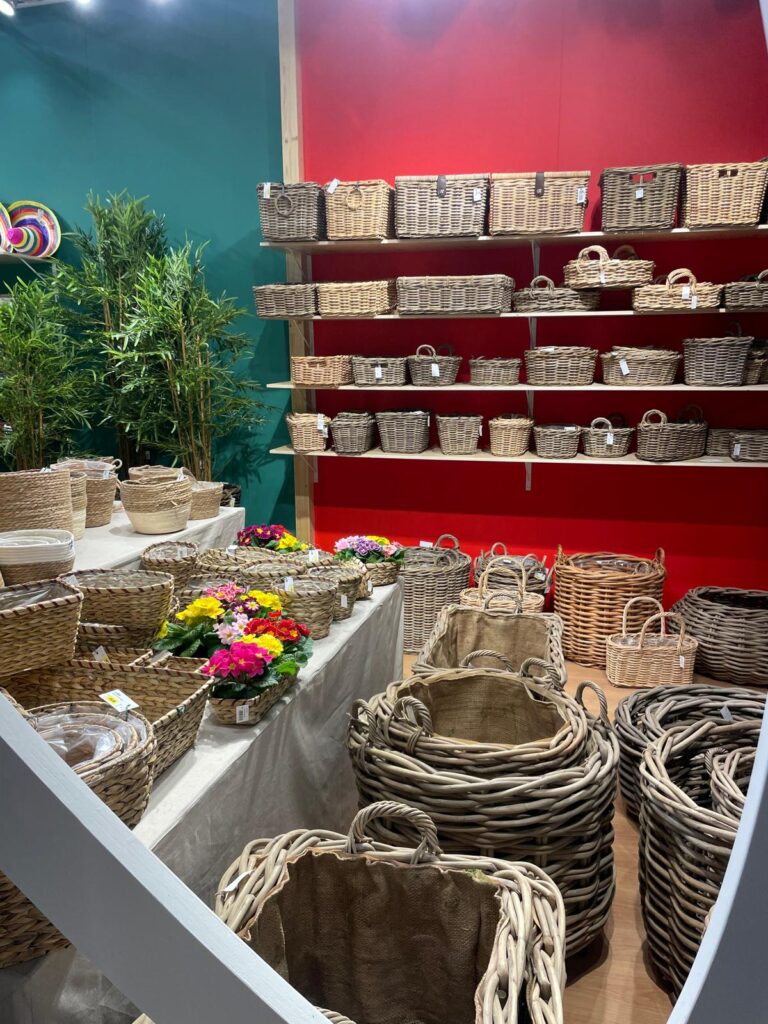 Stand Tibiesse a MyPlant & Garden con cesti in vimini, rattan e giunco esposti su scaffali