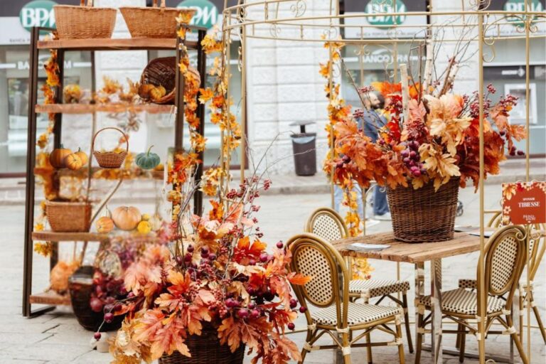 Gazebo con composizioni autunnali di foglie e bacche, sedie in rattan e scaffale con zucche, allestimento sponsor Tibiesse a Monza in Fiore